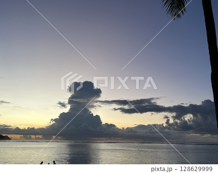 グアムの夕方の空と海 グアムの夕方の空と海 128629999