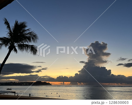 グアムの夕暮れの空と海 128630003