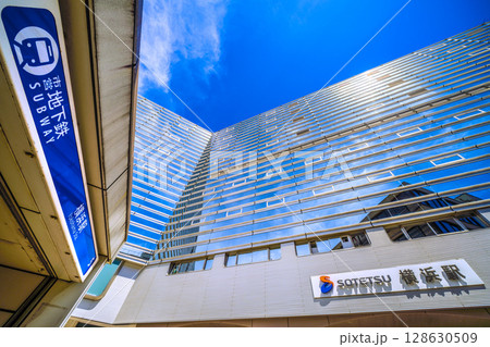 日本の横浜都市景観 7月。猛烈な暑さに…SOTETSU 横浜駅や太陽光などを望む 128630509