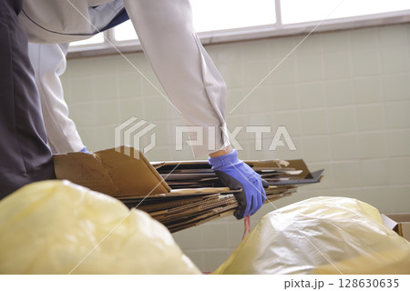 実家の片付けと不用品の分別作業 128630635