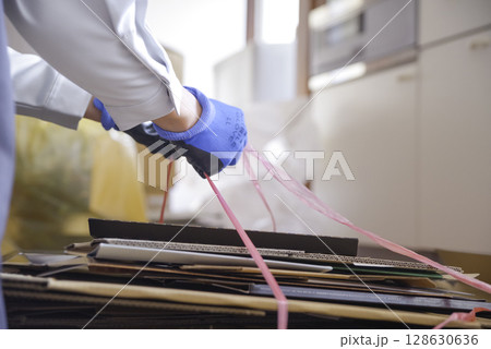 実家の片付けと不用品の分別作業 実家の片付けと不用品の分別作業 128630636