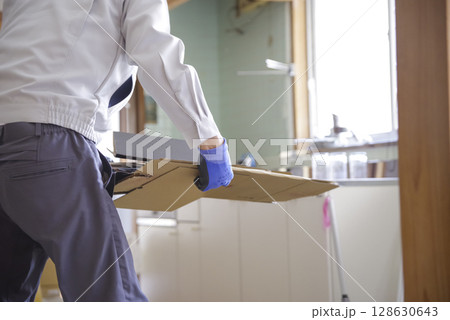 実家の片付けと不用品の分別作業 128630643