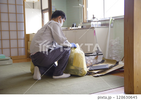 実家の片付けと不用品の分別作業 実家の片付けと不用品の分別作業 128630645
