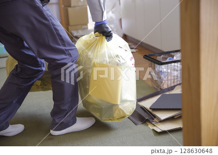 実家の片付けと不用品の分別作業 実家の片付けと不用品の分別作業 128630648