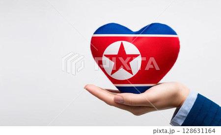 手で持っている北朝鮮の国旗のハート 128631164