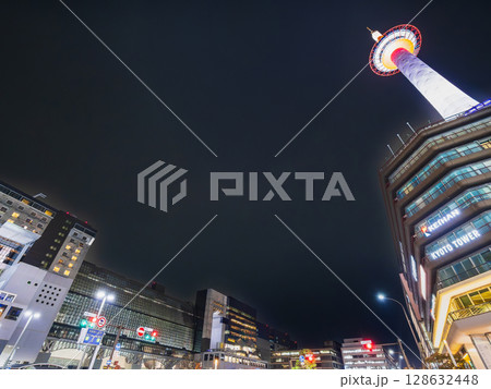 京都タワーと京都駅　夜景 128632448