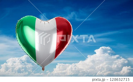 イタリアの国旗のハート型の風船と青空 128632715