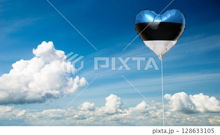 エストニアの国旗のハート型の風船と青空 エストニアの国旗のハート型の風船と青空 128633105