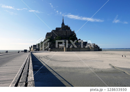 干潮時のモンサンミッシェルと青空の絶景 128633930