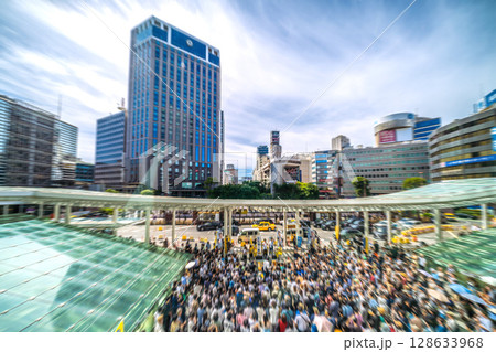 日本の横浜都市景観 選挙戦最終日。横浜駅西口で街頭演説会＝19日 128633968
