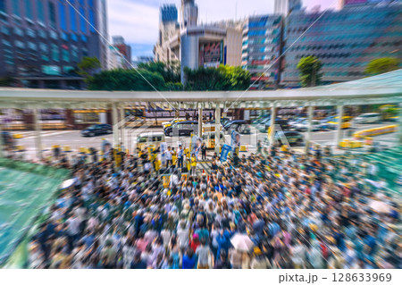 日本の横浜都市景観 選挙戦最終日。横浜駅西口で街頭演説会＝19日 128633969