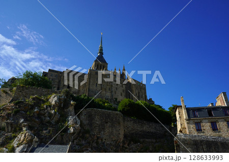 青空に映えるモンサンミッシェルの城壁と修道院 青空に映えるモンサンミッシェルの城壁と修道院 128633993