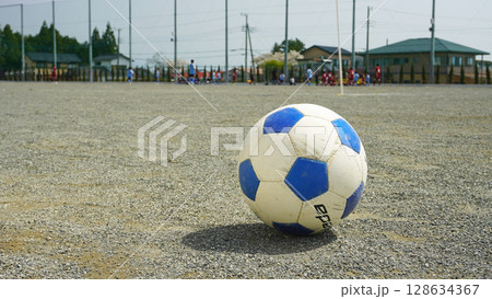 校庭に転がるサッカーボール 校庭に転がるサッカーボール 128634367