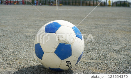 校庭に転がるサッカーボール 128634370