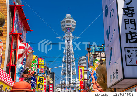 《大阪府》通天閣をのぞむ新世界の町並み 128634602