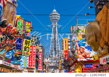 《大阪府》通天閣をのぞむ新世界の町並み 128634605