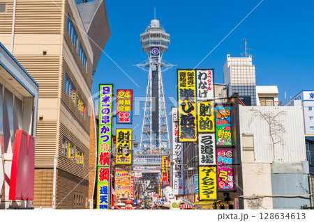 《大阪府》通天閣をのぞむ新世界の町並み 128634613