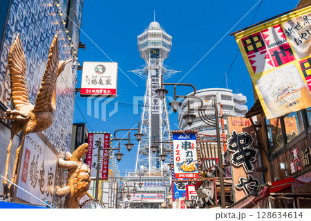 《大阪府》通天閣をのぞむ新世界の町並み 128634614