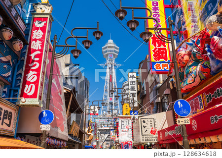 《大阪府》通天閣をのぞむ新世界の町並み 128634618