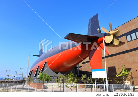 【広島県】秋空の潜水艦あきしお（てつのくじら） 128636183