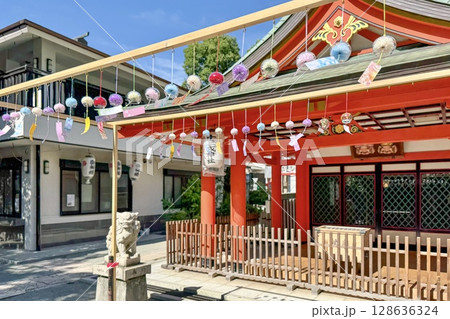 神社の夏景色、風鈴が揺れる境内 128636324