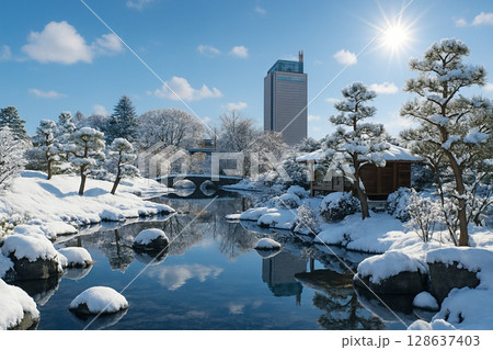 雪景色の臨江閣の庭園より群馬県庁を望む 128637403