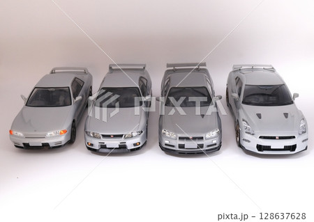 並んだスポーツカー(歴代GTRのミニカー) 並んだスポーツカー(歴代GTRのミニカー) 128637628