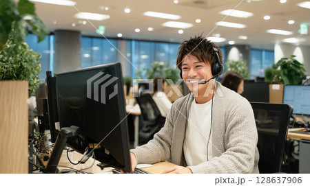 2画面対応笑顔の若手オペレーター 128637906