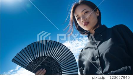 黒シャツで楽しむ涼風ファン 128637940