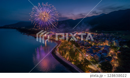 夏の海辺を彩る花火大会のドローン空撮 128638022