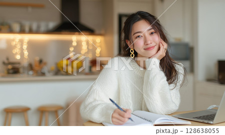 女性が自宅キッチンで冬の勉強に集中 128638055
