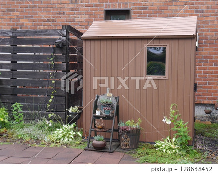 小屋がアクセントになった庭 128638452