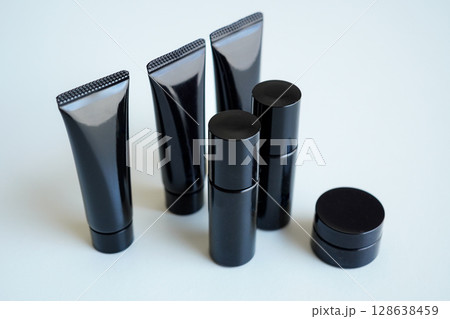 エレガントな黒い化粧品のサンプル 白背景 エレガントな黒い化粧品のサンプル 白背景 128638459