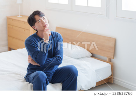 ベッド考える男性 ベッド考える男性 128638766