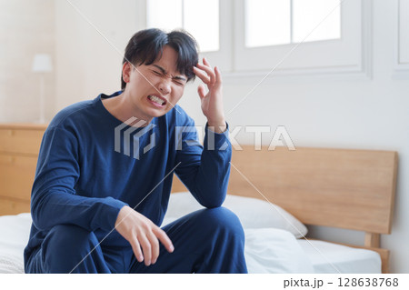 体調不良の男性 128638768