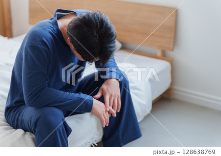 落ち込む男性 落ち込む男性 128638769