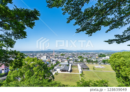 初夏の青空と山並みを背景に映える都市景観・温泉街スポット菊池市街地風景 (菊池市)(菊池公園) 初夏の青空と山並みを背景に映える都市景観・温泉街スポット菊池市街地風景 (菊池市)(菊池公園) 128639049