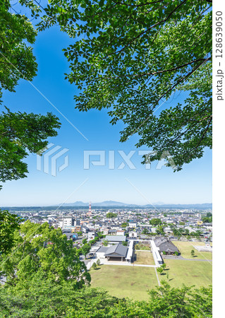 初夏の青空と山並みを背景に映える都市景観・温泉街スポット菊池市街地風景 (菊池市)(菊池公園) 初夏の青空と山並みを背景に映える都市景観・温泉街スポット菊池市街地風景 (菊池市)(菊池公園) 128639050