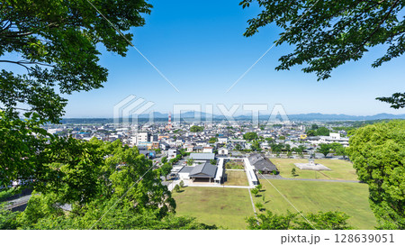 初夏の青空と山並みを背景に映える都市景観・温泉街スポット菊池市街地風景 (菊池市)(菊池公園) 初夏の青空と山並みを背景に映える都市景観・温泉街スポット菊池市街地風景 (菊池市)(菊池公園) 128639051