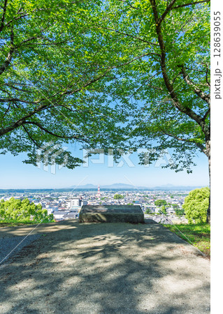 初夏の青空と山並みを背景に映える都市景観・温泉街スポット菊池市街地風景 (菊池市)(菊池公園) 初夏の青空と山並みを背景に映える都市景観・温泉街スポット菊池市街地風景 (菊池市)(菊池公園) 128639055