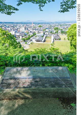 初夏の青空と山並みを背景に映える都市景観・温泉街スポット菊池市街地風景 (菊池市)(菊池公園) 初夏の青空と山並みを背景に映える都市景観・温泉街スポット菊池市街地風景 (菊池市)(菊池公園) 128639056