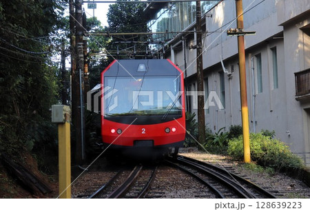 コルコバードの丘へ登るアプト式登山電車　リオデジャネイロ　ブラジル　南米 128639223
