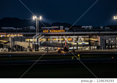 熊本空港のライトアップされた夜景 128639293