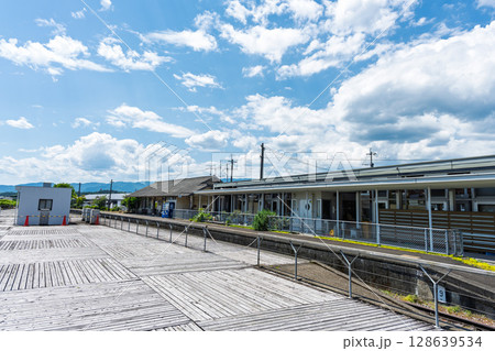 青空を背景に映える くま川鉄道湯前駅に隣接する複合施設「湯前駅レールウイング」 熊本県球磨郡湯前町 青空を背景に映える くま川鉄道湯前駅に隣接する複合施設「湯前駅レールウイング」 熊本県球磨郡湯前町 128639534