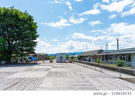 青空を背景に映える　くま川鉄道湯前駅に隣接する複合施設「湯前駅レールウイング」　熊本県球磨郡湯前町 128639535