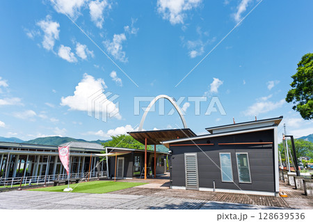 青空を背景に映える くま川鉄道湯前駅に隣接する複合施設「湯前駅レールウイング」 熊本県球磨郡湯前町 青空を背景に映える くま川鉄道湯前駅に隣接する複合施設「湯前駅レールウイング」 熊本県球磨郡湯前町 128639536
