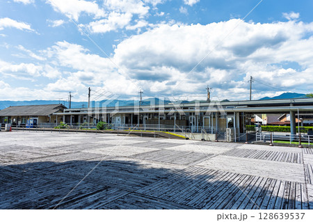 青空を背景に映える くま川鉄道湯前駅に隣接する複合施設「湯前駅レールウイング」 熊本県球磨郡湯前町 青空を背景に映える くま川鉄道湯前駅に隣接する複合施設「湯前駅レールウイング」 熊本県球磨郡湯前町 128639537
