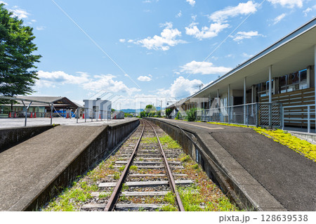 青空を背景に映える　くま川鉄道湯前駅に隣接する複合施設「湯前駅レールウイング」　熊本県球磨郡湯前町 128639538