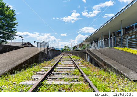 青空を背景に映える くま川鉄道湯前駅に隣接する複合施設「湯前駅レールウイング」 熊本県球磨郡湯前町 青空を背景に映える くま川鉄道湯前駅に隣接する複合施設「湯前駅レールウイング」 熊本県球磨郡湯前町 128639539