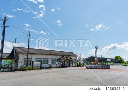 青空を背景に映える　くま川鉄道湯前駅に隣接する複合施設「湯前駅レールウイング」　熊本県球磨郡湯前町 128639541